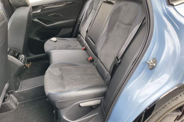 Used Volkswagen Tiguan L 2024 PRO 380TSI Four-Wheel Drive R-Line Prestige Edition Left Rear Seat