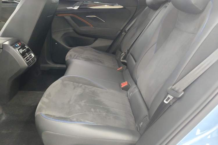 Used Volkswagen Tiguan L 2024 PRO 380TSI Four-Wheel Drive R-Line Prestige Edition Left Rear Seat