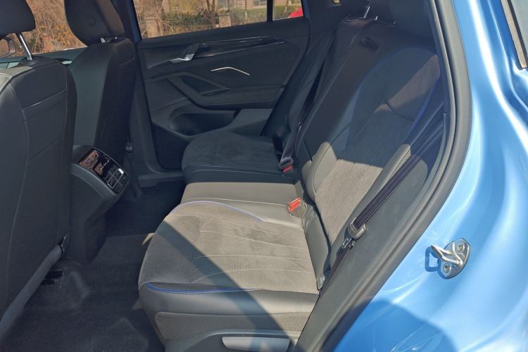 Used Volkswagen Tiguan L 2024 PRO 380TSI Four-Wheel Drive R-Line Prestige Edition Left Rear Seat