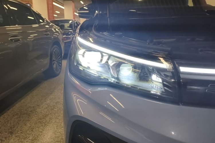 Used Volkswagen Tiguan L 2024 PRO 380TSI Four-Wheel Drive R-Line Prestige Edition Right Front Headlight