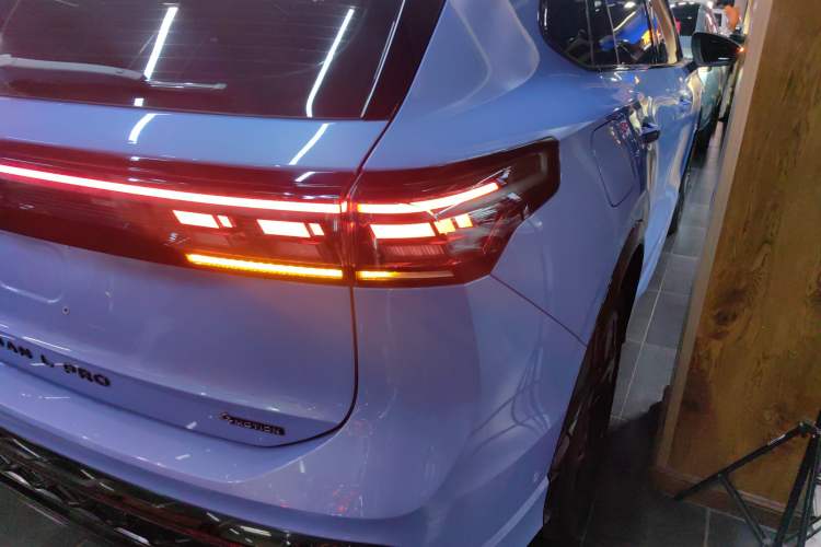 Used Volkswagen Tiguan L 2024 PRO 380TSI Four-Wheel Drive R-Line Prestige Edition Right Rear Taillight