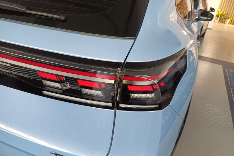 Used Volkswagen Tiguan L 2024 PRO 380TSI Four-Wheel Drive R-Line Smart Edition Right Rear Taillight