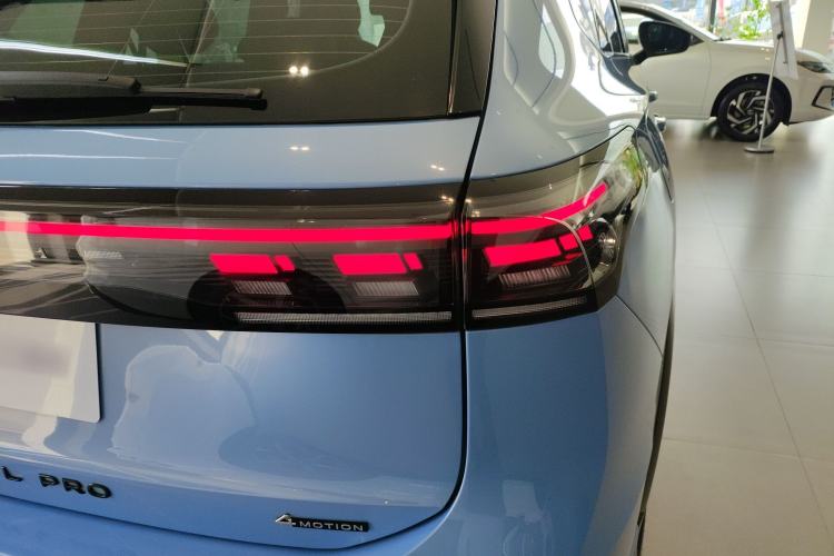 Used Volkswagen Tiguan L 2024 PRO 380TSI Four-Wheel Drive R-Line Prestige Edition Right Rear Taillight