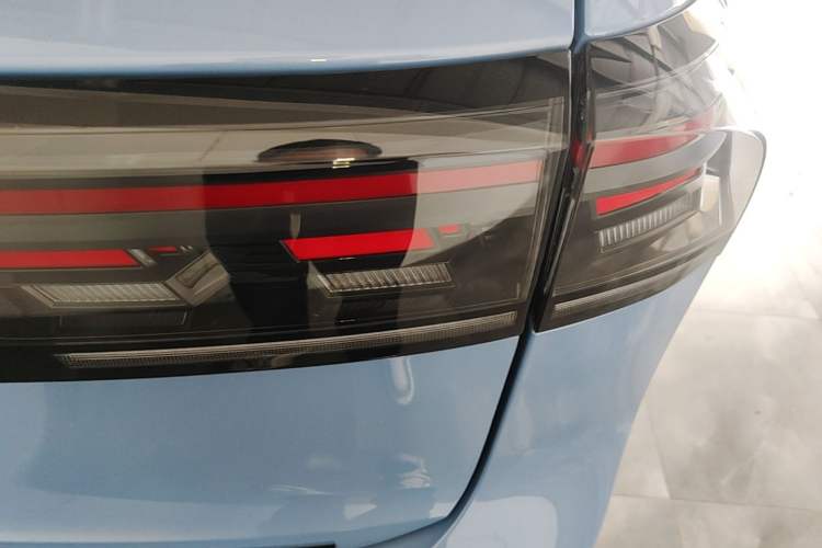 Used Volkswagen Tiguan L 2024 PRO 380TSI Four-Wheel Drive R-Line Prestige Edition Right Rear Taillight