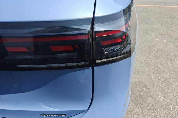 Used Volkswagen Tiguan L 2024 PRO 380TSI Four-Wheel Drive R-Line Prestige Edition Right Rear Taillight