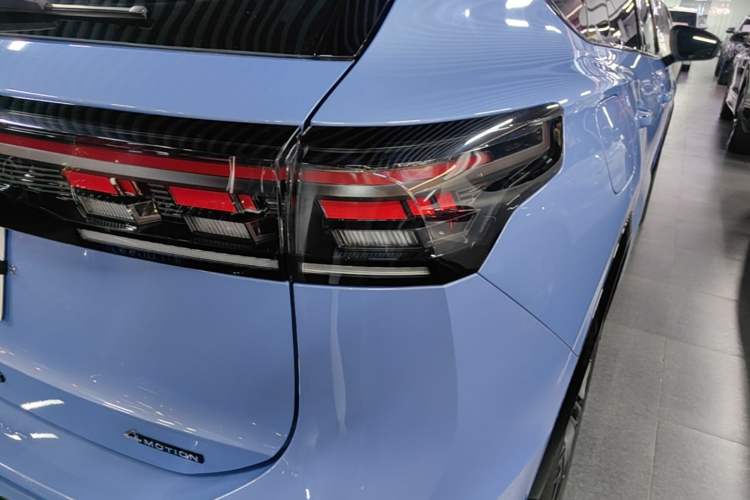 Used Volkswagen Tiguan L 2024 PRO 380TSI Four-Wheel Drive R-Line Prestige Edition Right Rear Taillight
