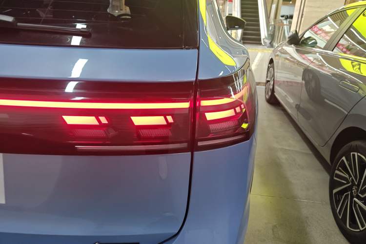 Used Volkswagen Tiguan L 2024 PRO 380TSI Four-Wheel Drive R-Line Prestige Edition Right Rear Taillight