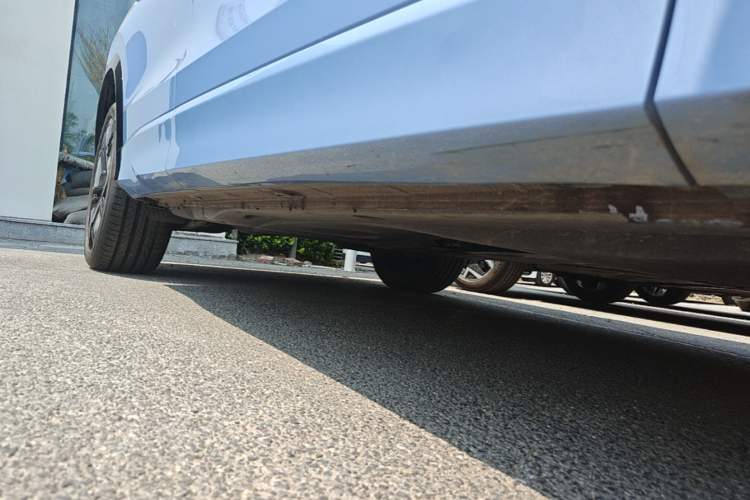 Used Volkswagen Tiguan L 2024 PRO 380TSI Four-Wheel Drive R-Line Prestige Edition Right Side Sill
