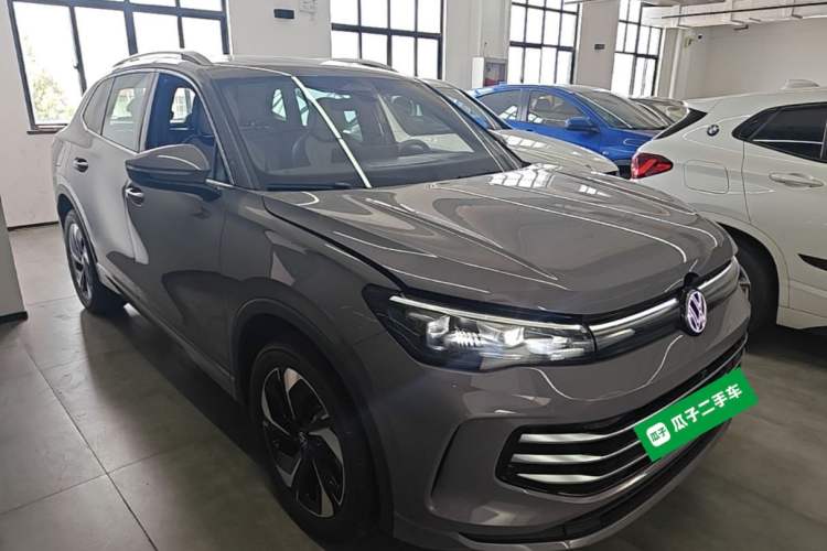 Used Volkswagen Tiguan L 2024 PRO 330TSI Two-Wheel Drive Smart Edition Front Right 45 Deg