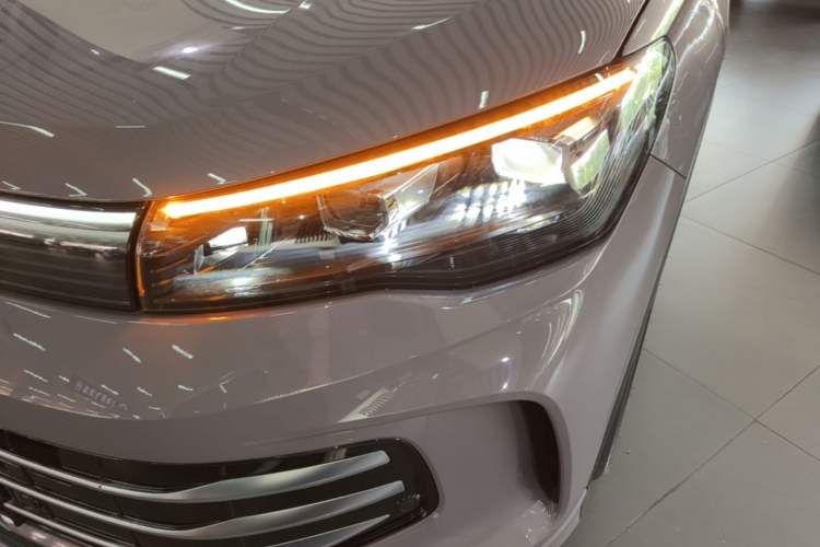 Used Volkswagen Tiguan L 2024 PRO 330TSI Two-Wheel Drive Smart Edition Left Front Headlight