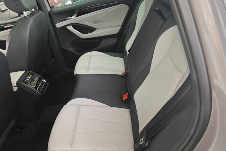 Used Volkswagen Tiguan L 2024 PRO 330TSI Two-Wheel Drive Smart Edition Left Rear Seat