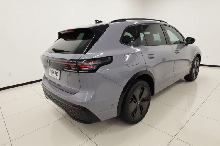 Used Volkswagen Tiguan L 2024 PRO 330TSI Two-Wheel Drive R-Line Prestige Edition Rear Right 45 Deg