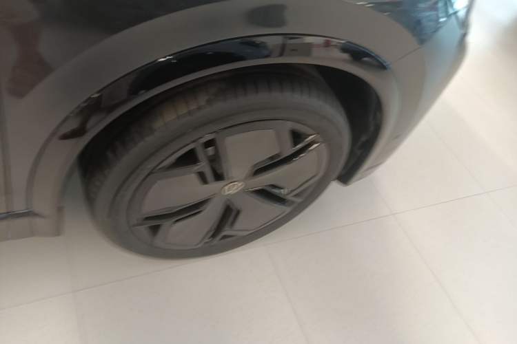 Used Volkswagen Tiguan L 2024 PRO 380TSI Four-Wheel Drive R-Line Prestige Edition Right Front Wheel Hub