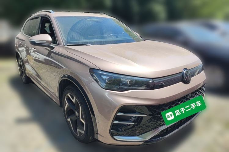 Used Volkswagen Tiguan L 2024 PRO 330TSI Two-Wheel Drive R-Line Smart Edition Front Right 45 Deg