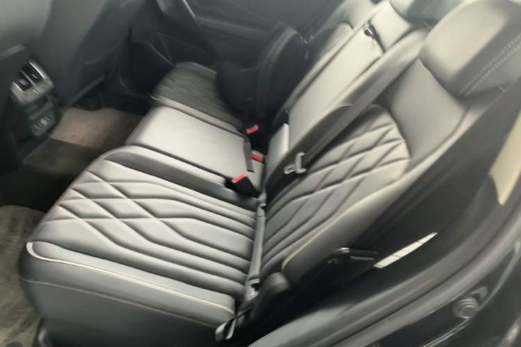 Used Volkswagen Tiguan L 2024 330TSI Automatic Two-Wheel Drive R-Line Enhanced Edition Left Rear Seat
