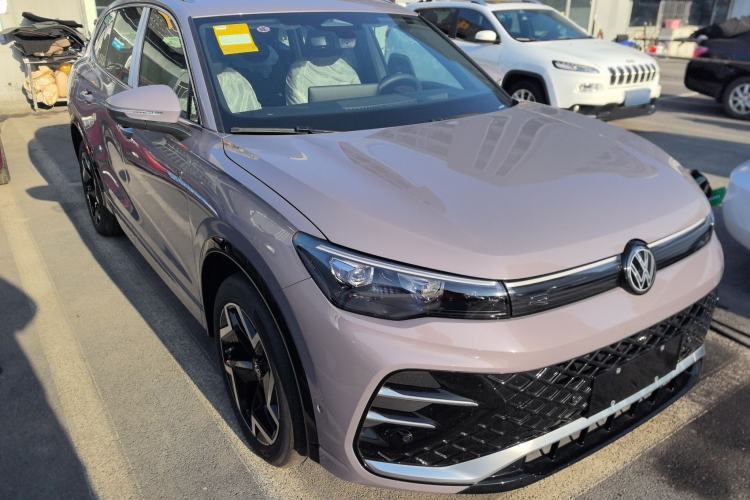 Used Volkswagen Tiguan L 2024 PRO 330TSI Two-Wheel Drive R-Line Smart Edition Front Right 45 Deg