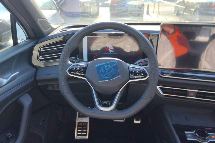 Used Volkswagen Tiguan L 2024 PRO 330TSI Two-Wheel Drive R-Line Smart Edition Steering Wheel