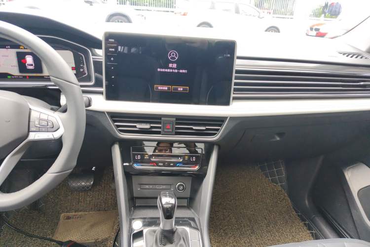 Used Volkswagen Tiguan L 2024 Outstanding Model 300TSI Automatic Two-Wheel Drive Longteng Edition Audio And AC Panel