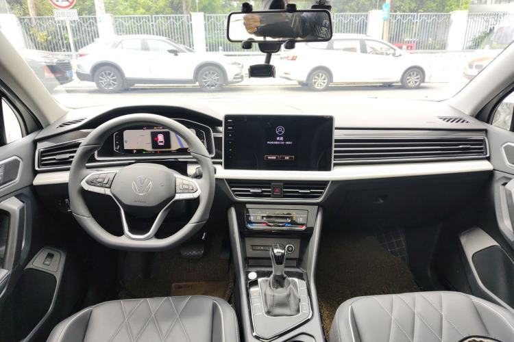 Used Volkswagen Tiguan L 2024 Outstanding Model 300TSI Automatic Two-Wheel Drive Longteng Edition Center Console