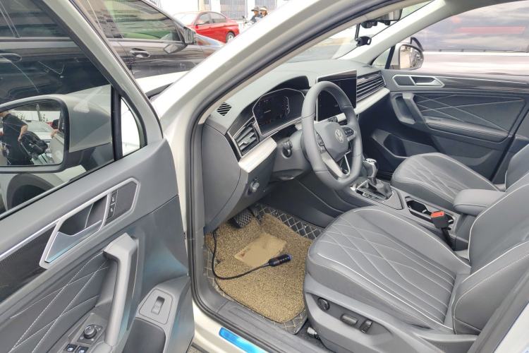 Used Volkswagen Tiguan L 2024 Outstanding Model 300TSI Automatic Two-Wheel Drive Longteng Edition Driver Seat