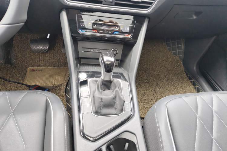Used Volkswagen Tiguan L 2024 Outstanding Model 300TSI Automatic Two-Wheel Drive Longteng Edition Gear Lever