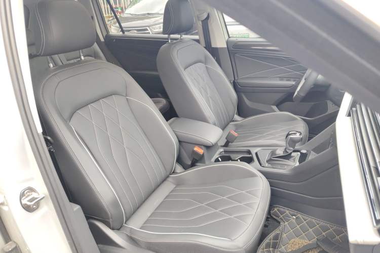 Used Volkswagen Tiguan L 2024 Outstanding Model 300TSI Automatic Two-Wheel Drive Longteng Edition Right Front Seat
