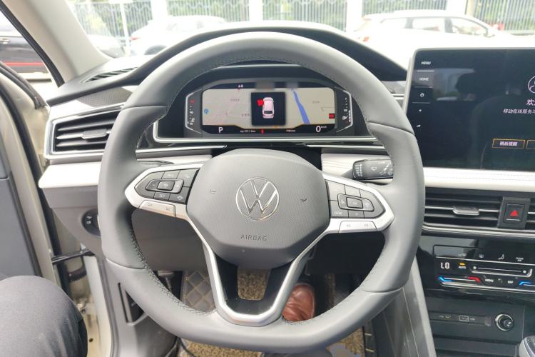 Used Volkswagen Tiguan L 2024 Outstanding Model 300TSI Automatic Two-Wheel Drive Longteng Edition Steering Wheel