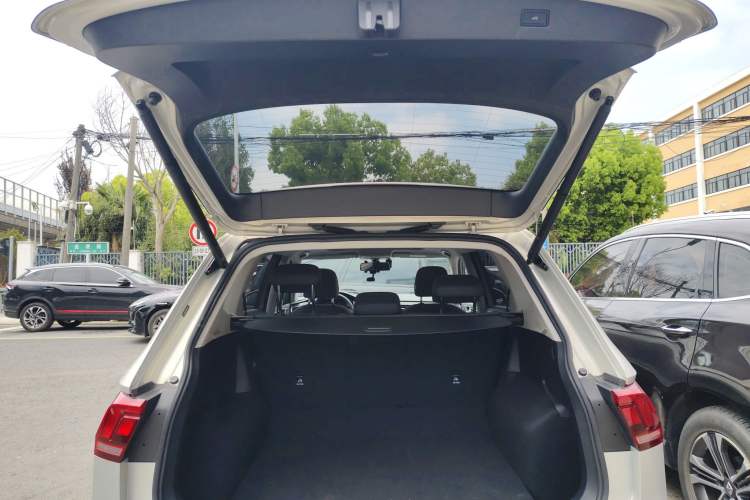 Used Volkswagen Tiguan L 2024 Outstanding Model 300TSI Automatic Two-Wheel Drive Longteng Edition Trunk