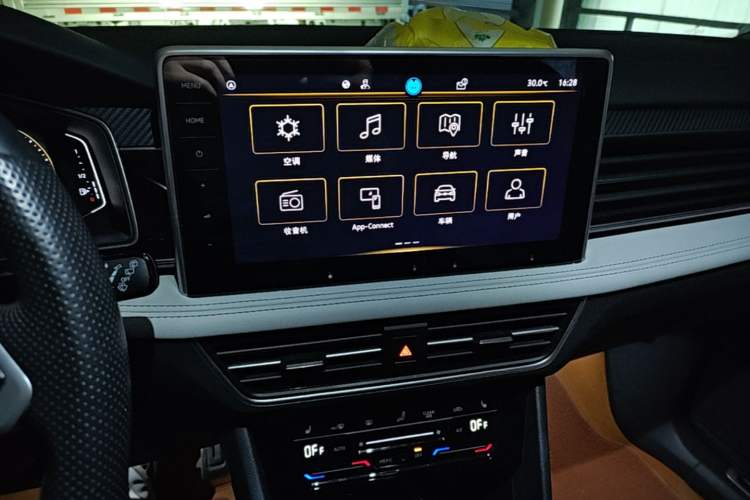 Used Volkswagen Tiguan L 2024 330TSI Automatic Two-Wheel Drive R-Line Enhanced Edition Audio And AC Panel