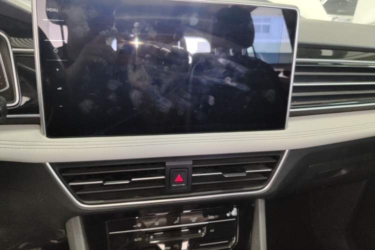 Used Volkswagen Tiguan L 2024 Outstanding Model 300TSI Automatic Two-Wheel Drive Longteng Edition Audio And AC Panel