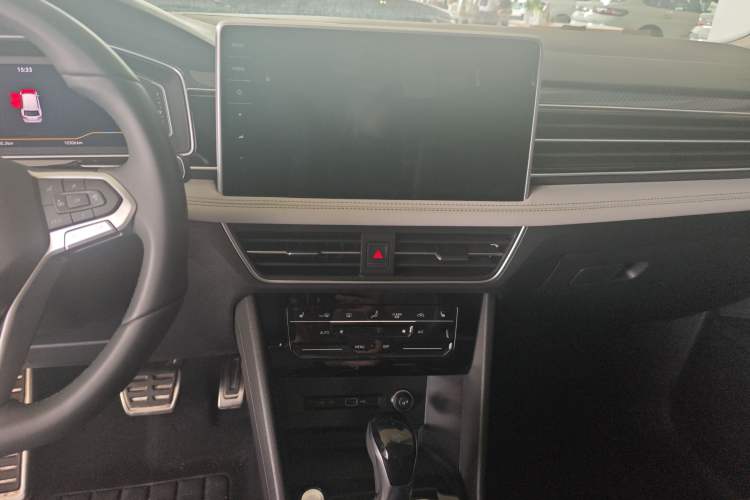 Used Volkswagen Tiguan L 2024 Outstanding Model 330TSI Automatic Two-Wheel Drive R-Line Dragon Glory Edition Audio And AC Panel