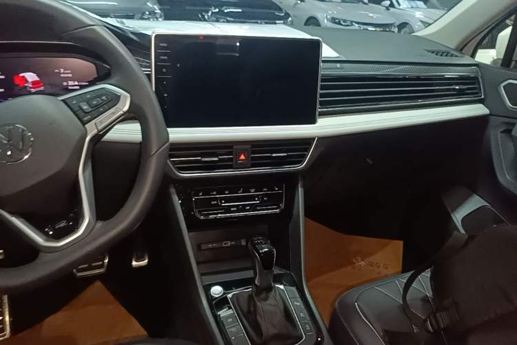 Used Volkswagen Tiguan L 2024 Outstanding Model 330TSI Automatic Two-Wheel Drive R-Line Dragon Glory Edition Audio And AC Panel