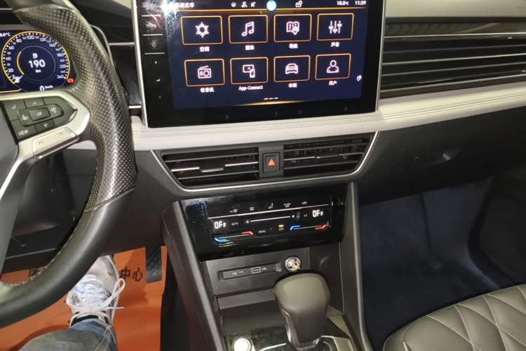 Used Volkswagen Tiguan L 2024 300TSI Automatic Two-Wheel Drive Smart Edition Audio And AC Panel