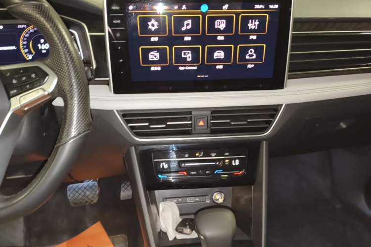 Used Volkswagen Tiguan L 2024 300TSI Automatic Two-Wheel Drive Smart Edition Audio And AC Panel
