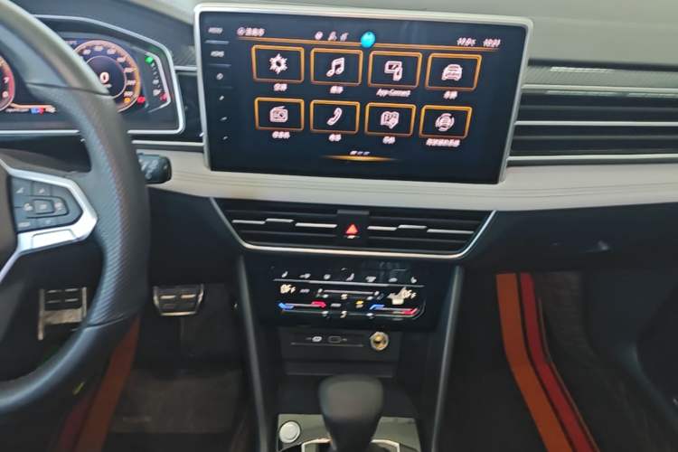 Used Volkswagen Tiguan L 2024 330TSI Automatic Two-Wheel Drive R-Line Enhanced Edition Audio And AC Panel
