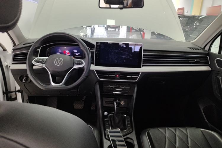 Used Volkswagen Tiguan L 2024 Outstanding Model 300TSI Automatic Two-Wheel Drive Longteng Edition Center Console