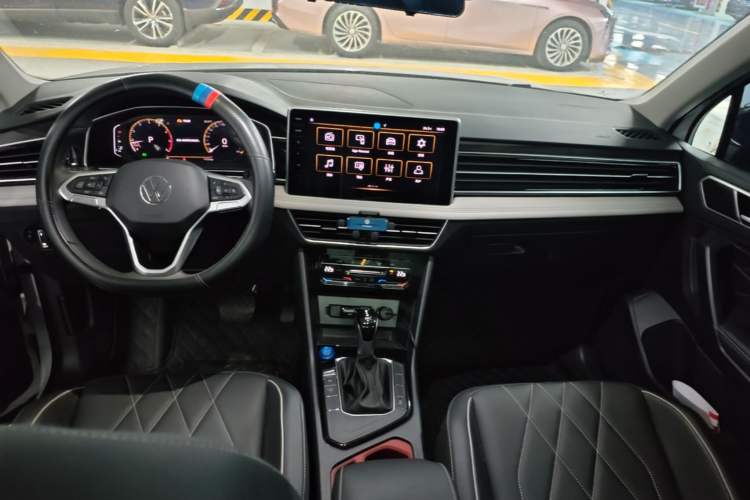 Used Volkswagen Tiguan L 2024 Outstanding Model 300TSI Automatic Two-Wheel Drive Longteng Edition Center Console