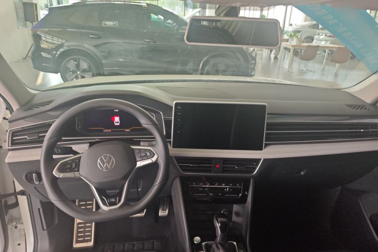 Used Volkswagen Tiguan L 2024 Outstanding Model 330TSI Automatic Two-Wheel Drive R-Line Dragon Glory Edition Center Console