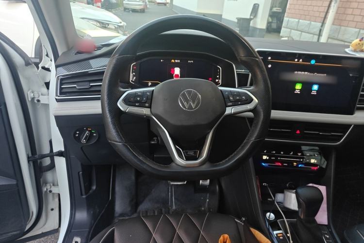 Used Volkswagen Tiguan L 2024 330TSI Automatic Two-Wheel Drive R-Line Enhanced Edition Center Console