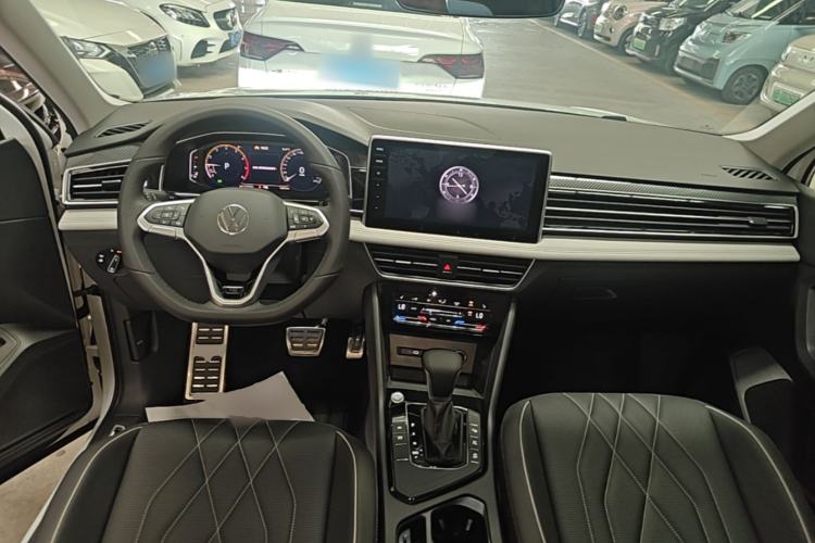 Used Volkswagen Tiguan L 2024 330TSI Automatic Two-Wheel Drive R-Line Enhanced Edition Center Console