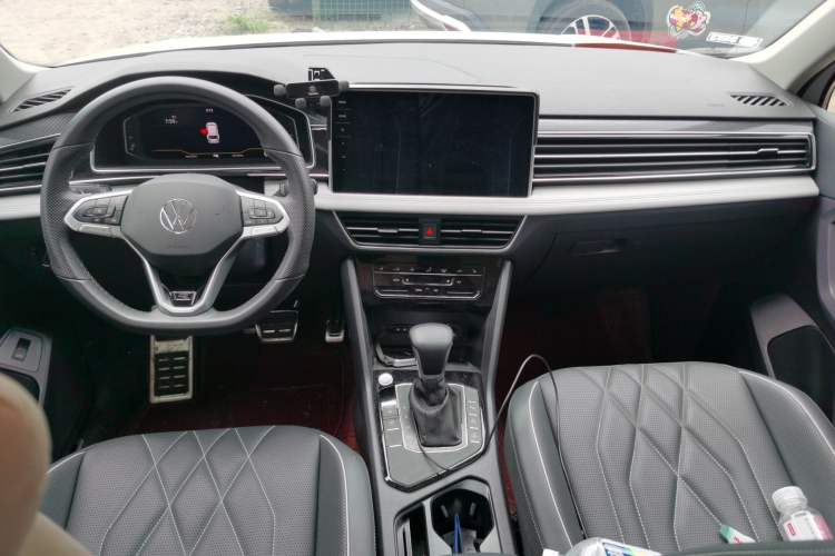 Used Volkswagen Tiguan L 2024 330TSI Automatic Two-Wheel Drive R-Line Enhanced Edition Center Console