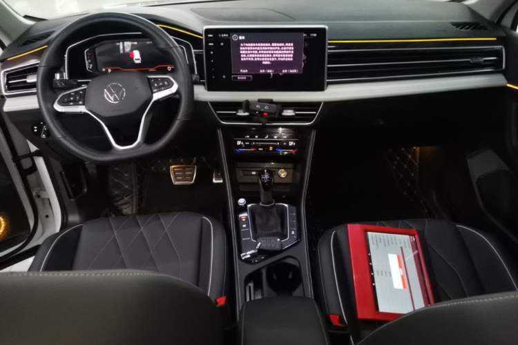 Used Volkswagen Tiguan L 2024 Outstanding Model 300TSI Automatic Two-Wheel Drive Longteng Edition Center Console