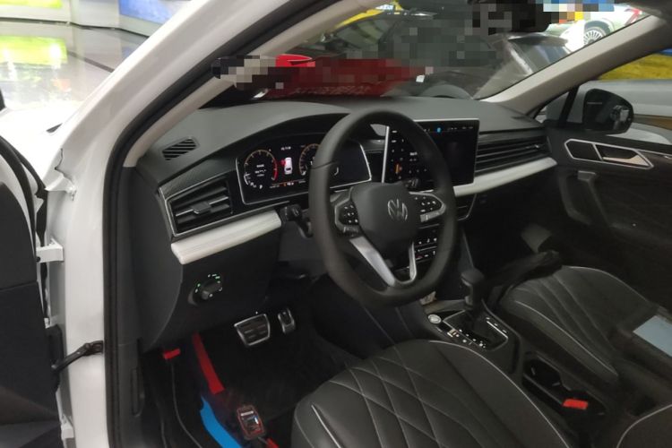 Used Volkswagen Tiguan L 2024 330TSI Automatic Two-Wheel Drive R-Line Enhanced Edition Center Console