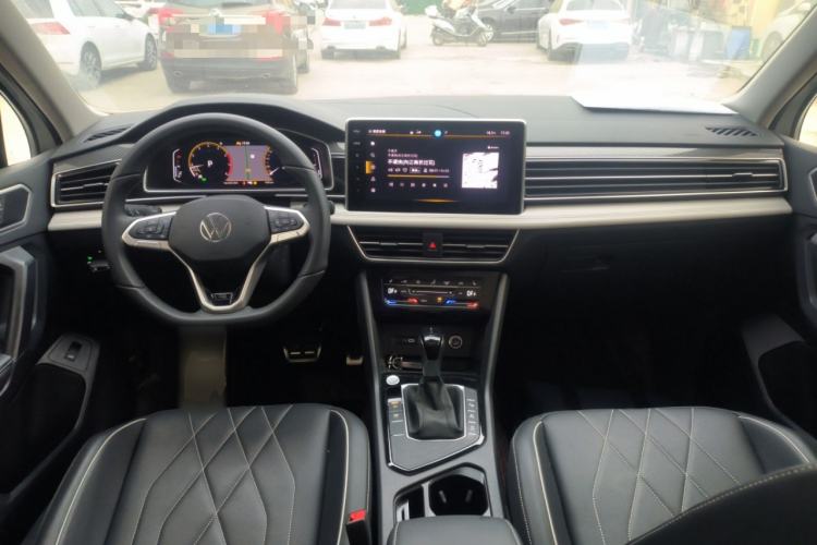 Used Volkswagen Tiguan L 2024 Outstanding Model 330TSI Automatic Two-Wheel Drive R-Line Dragon Glory Edition Center Console