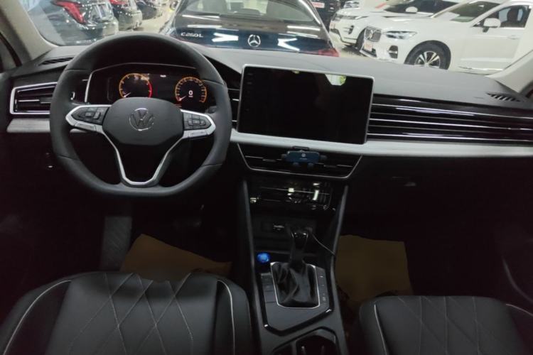 Used Volkswagen Tiguan L 2024 Outstanding Model 300TSI Automatic Two-Wheel Drive Longteng Edition Center Console