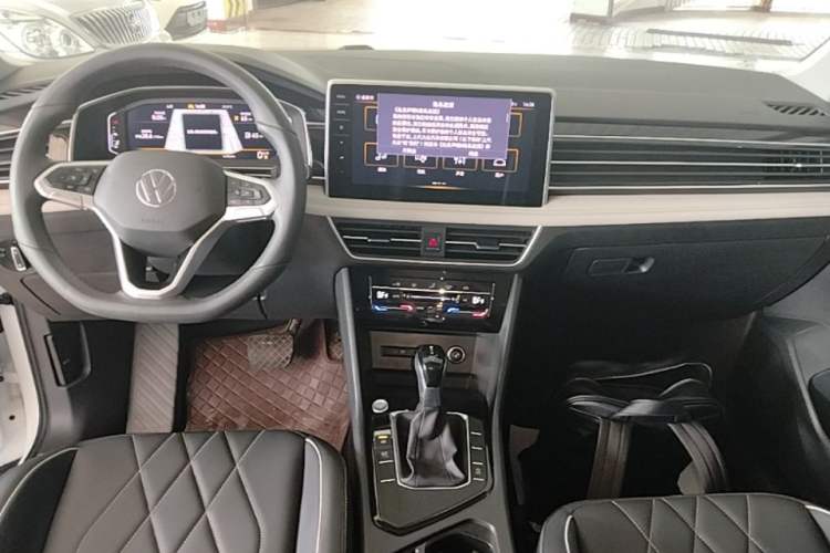 Used Volkswagen Tiguan L 2024 Outstanding Model 300TSI Automatic Two-Wheel Drive Longteng Edition Center Console