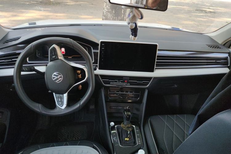 Used Volkswagen Tiguan L 2024 Outstanding Model 300TSI Automatic Two-Wheel Drive Longteng Edition Center Console