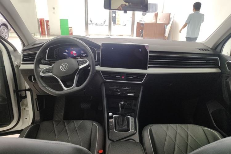 Used Volkswagen Tiguan L 2024 Outstanding Model 300TSI Automatic Two-Wheel Drive Longteng Edition Center Console