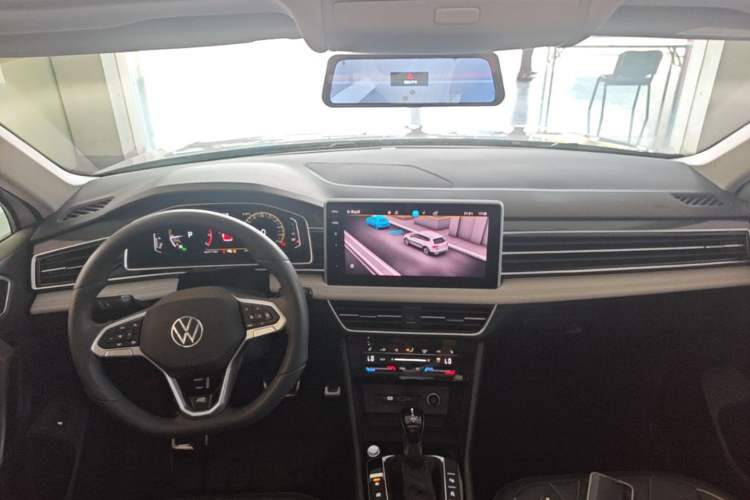 Used Volkswagen Tiguan L 2024 Outstanding Model 330TSI Automatic Two-Wheel Drive R-Line Dragon Glory Edition Center Console