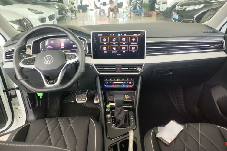 Used Volkswagen Tiguan L 2024 330TSI Automatic Two-Wheel Drive R-Line Enhanced Edition Center Console